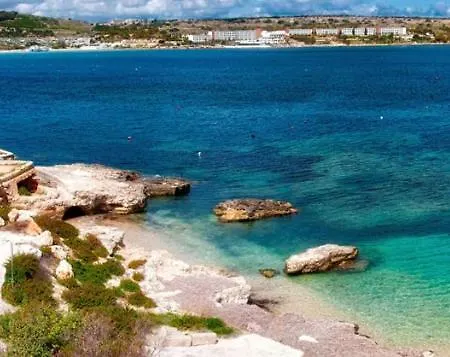 Beachfront Seaview Haven: Malta's Coastal Retreat Apartment