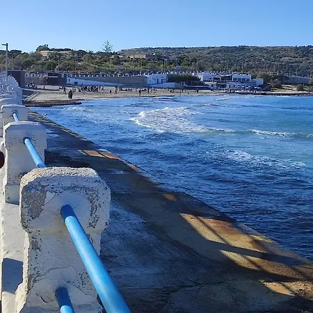 Beachfront Seaview Haven: Malta's Coastal Retreat