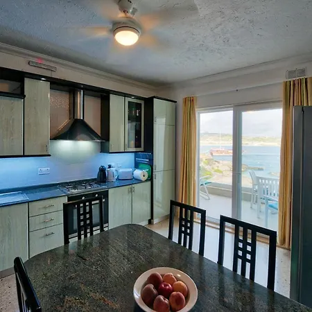 Beachfront With Seaviews No56 Award Winner Unbeatable Location For Closeness To The Sea Ideal For Guests Looking For Winter Spring And Autumn Breaks In Sunny Malta Also Ideal For Coastal Hikers Lägenhet