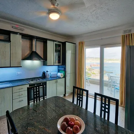 Beachfront Seaview Haven: Malta's Coastal Retreat Apartment