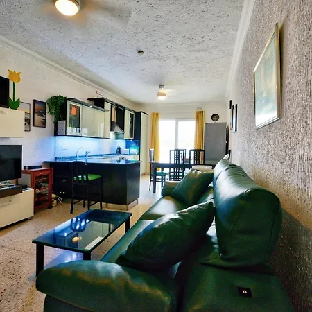 Beachfront Seaview Haven: Malta's Coastal Retreat Apartment *