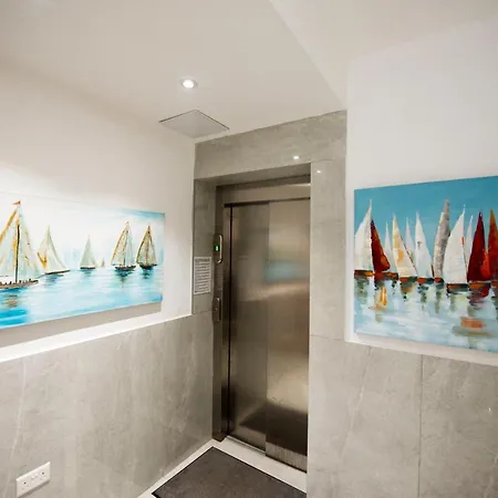 Beachfront Seaview Haven: Malta's Coastal Retreat Apartment