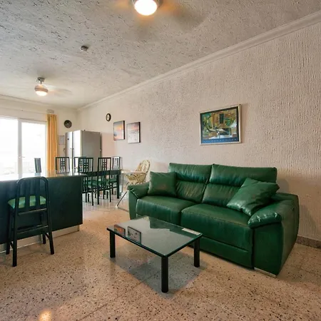 Beachfront Seaview Haven: Malta's Coastal Retreat Apartment *