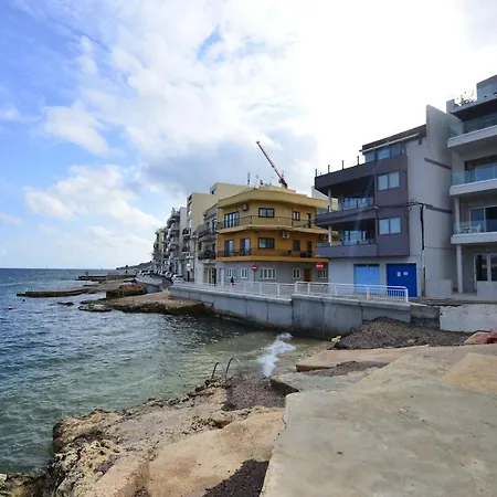 Apartment Beachfront Seaview Haven: Malta's Coastal Retreat