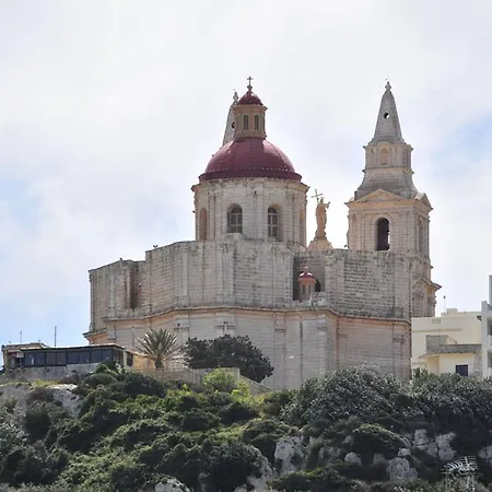 Beachfront Seaview Haven: Malta's Coastal Retreat