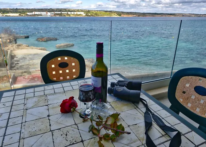 شقة Beachfront With Seaviews No56 Award Winner Unbeatable Location For Closeness To The Sea Ideal For Guests Looking For Winter Spring And Autumn Breaks In Sunny Malta Also Ideal For Coastal Hikers المليحة