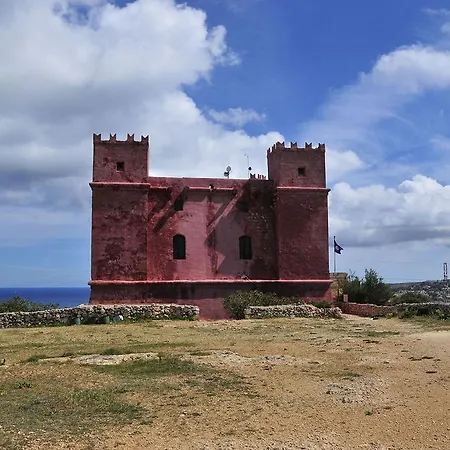 Beachfront Seaview Haven: Malta's Coastal Retreat Mellieha