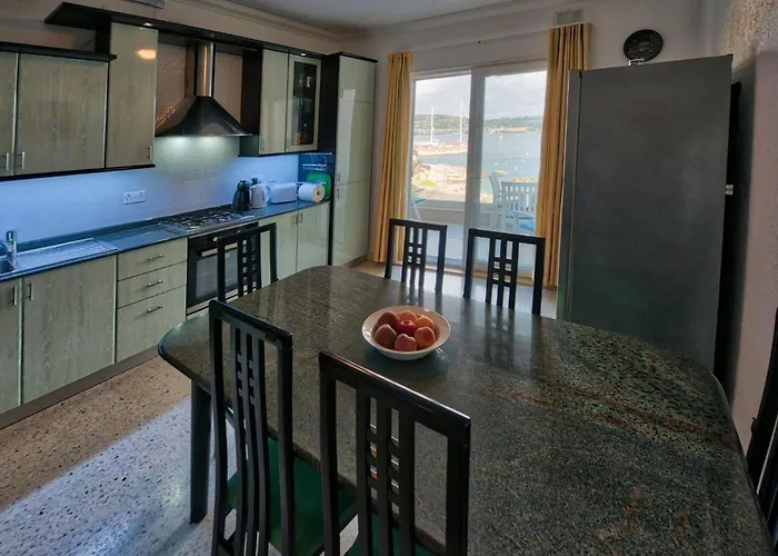 Beachfront Seaview Haven: Malta's Coastal Retreat Apartment