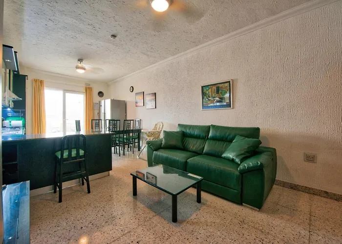 Beachfront Seaview Haven: Malta's Coastal Retreat Apartment *