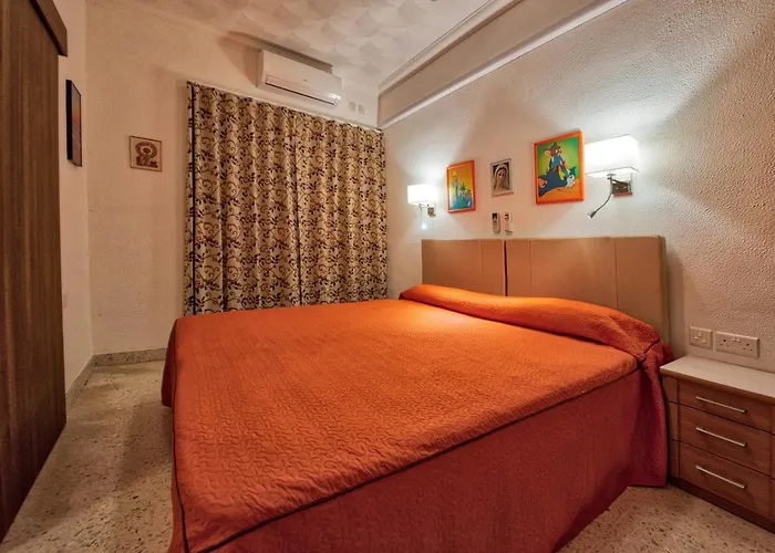 Beachfront Seaview Haven: Malta's Coastal Retreat