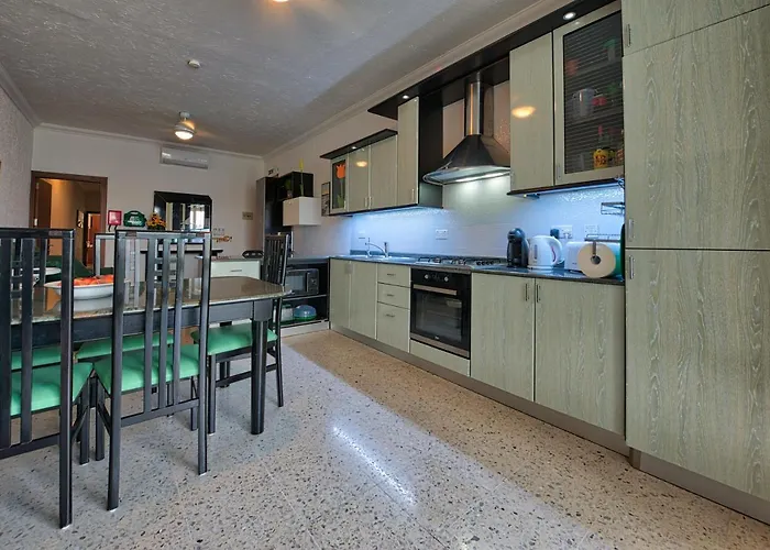 Διαμέρισμα Beachfront With Seaviews No56 Award Winner Unbeatable Location For Closeness To The Sea Ideal For Guests Looking For Winter Spring And Autumn Breaks In Sunny Malta Also Ideal For Coastal Hikers *