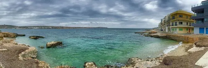 Apartment Beachfront Seaview Haven: Malta's Coastal Retreat