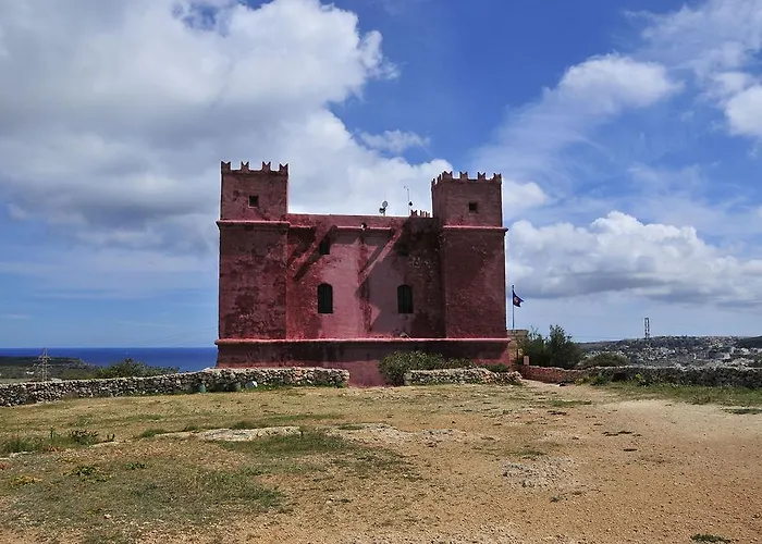 Beachfront Seaview Haven: Malta's Coastal Retreat Mellieha
